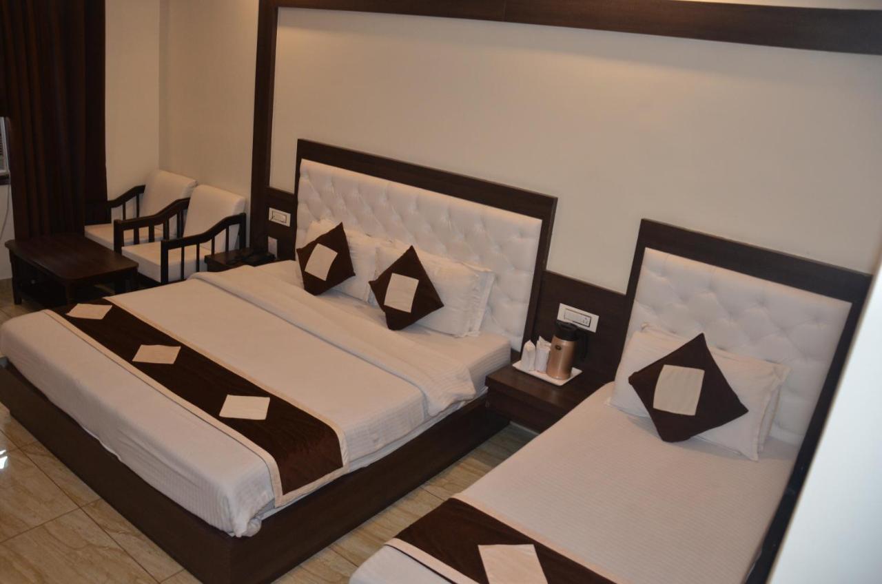 Hotel Krishna Katra  Bagian luar foto