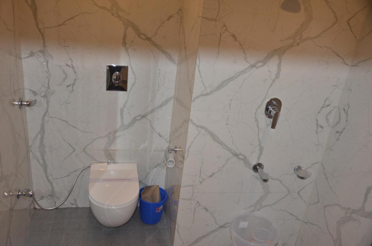 Hotel Krishna Katra  Bagian luar foto
