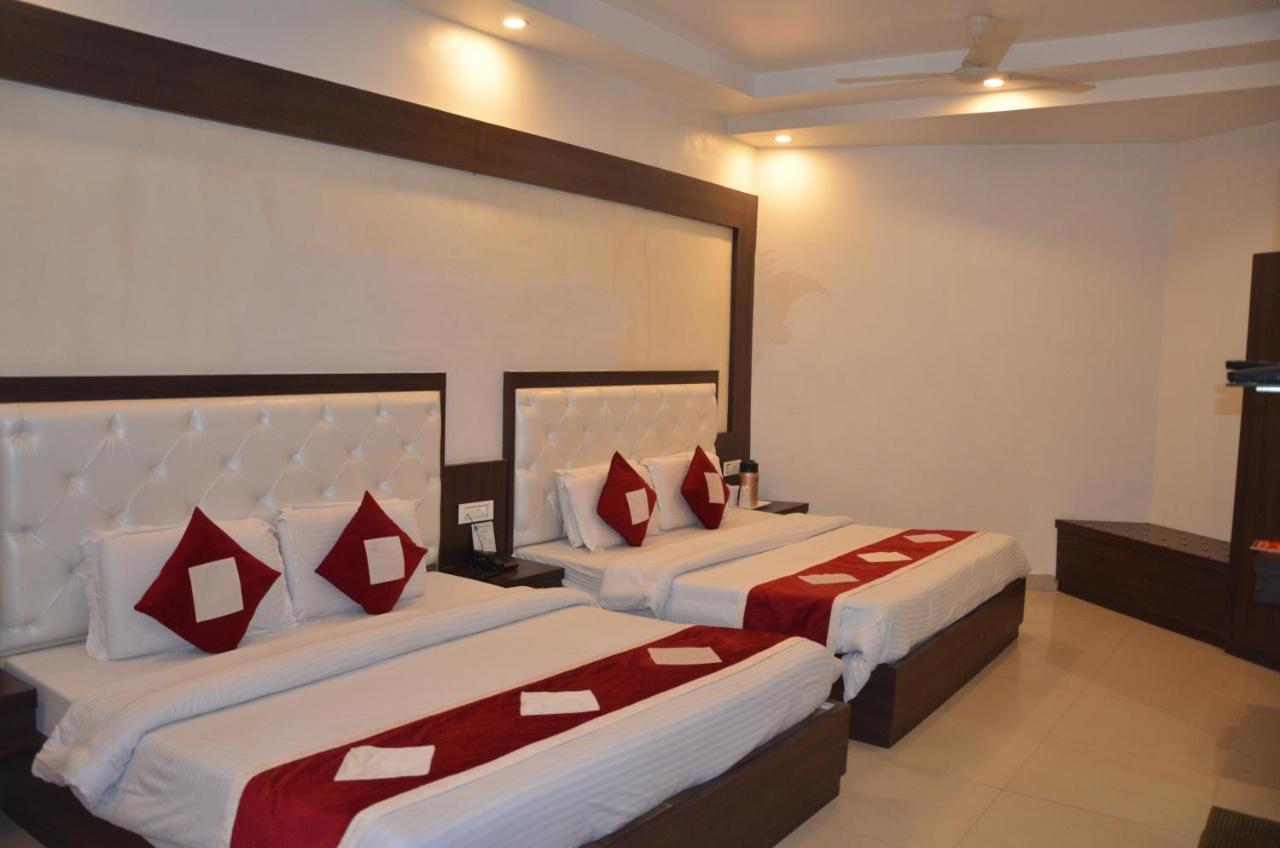 Hotel Krishna Katra  Bagian luar foto