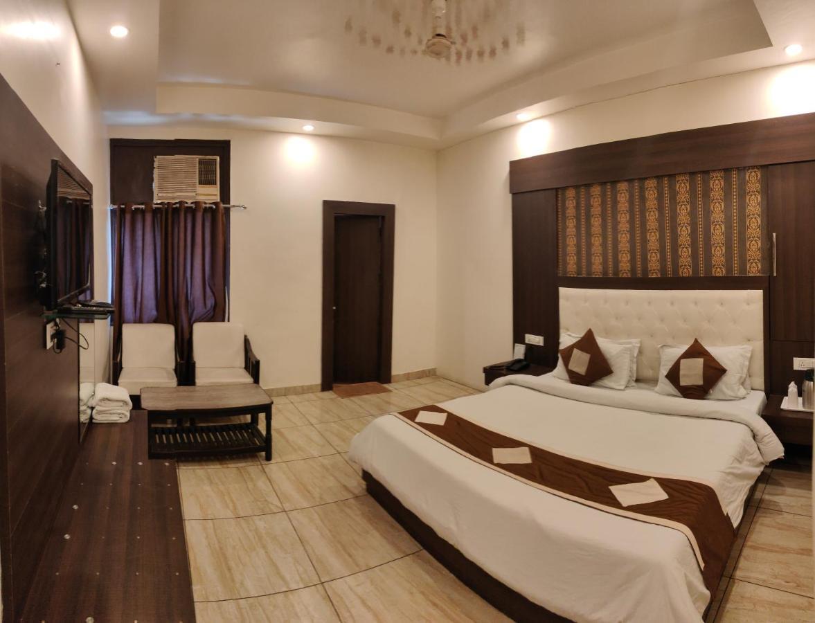 Hotel Krishna Katra  Bagian luar foto