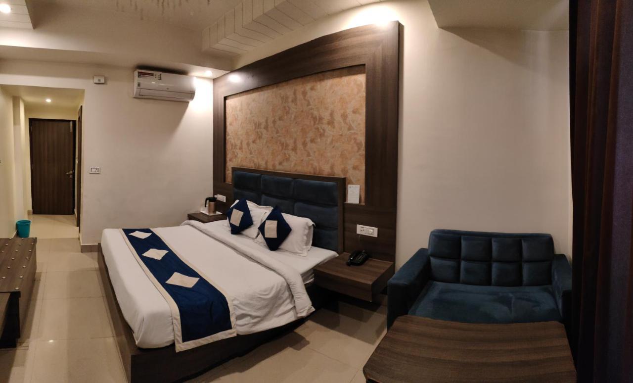 Hotel Krishna Katra  Bagian luar foto