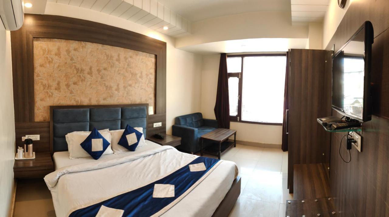 Hotel Krishna Katra  Bagian luar foto