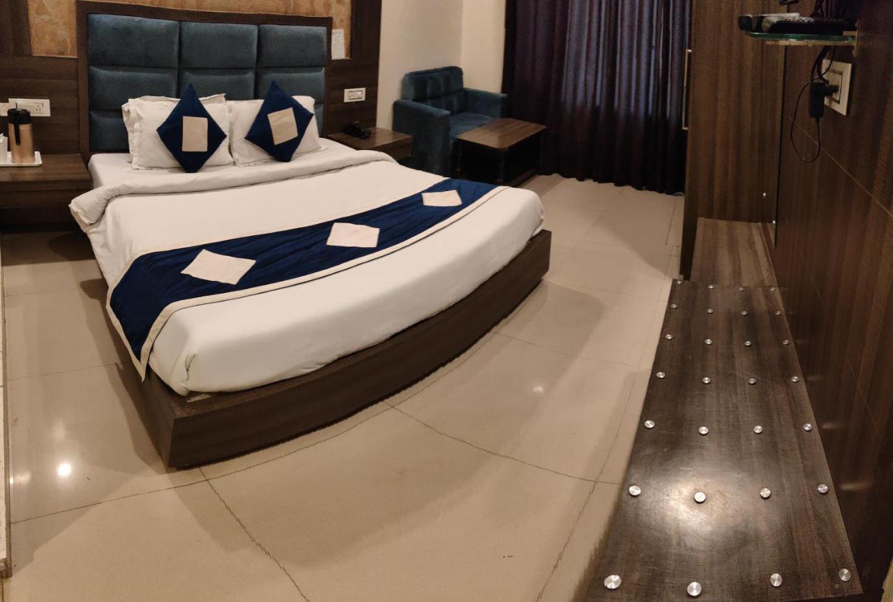 Hotel Krishna Katra  Bagian luar foto