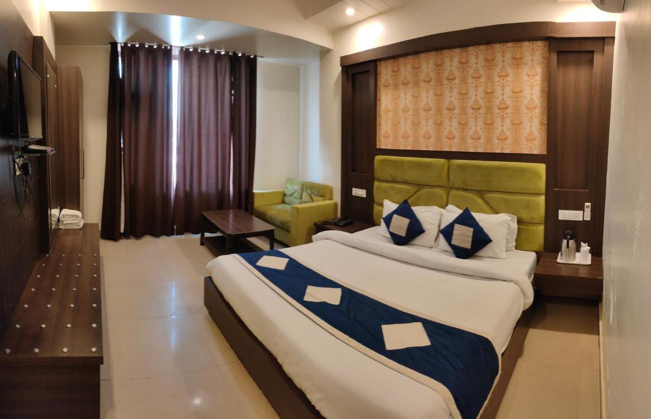 Hotel Krishna Katra  Bagian luar foto