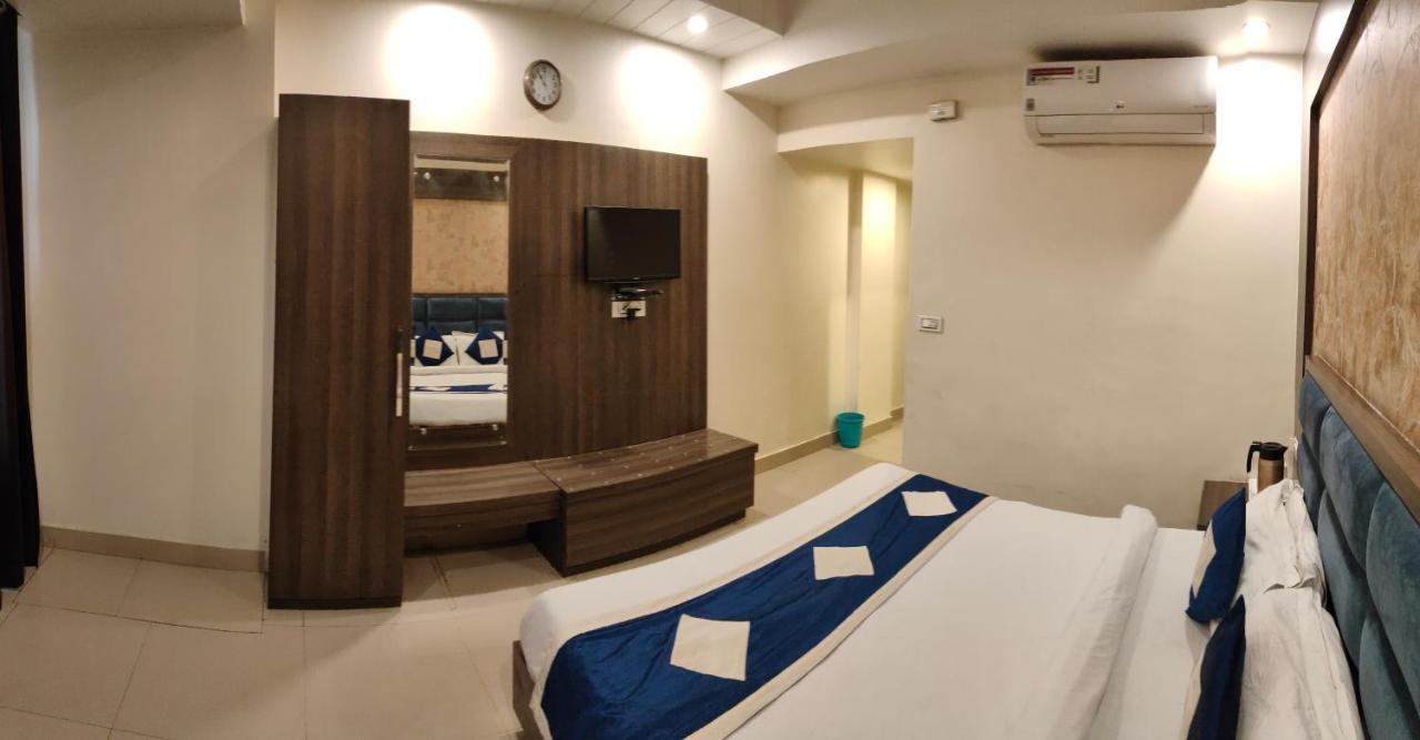 Hotel Krishna Katra  Bagian luar foto