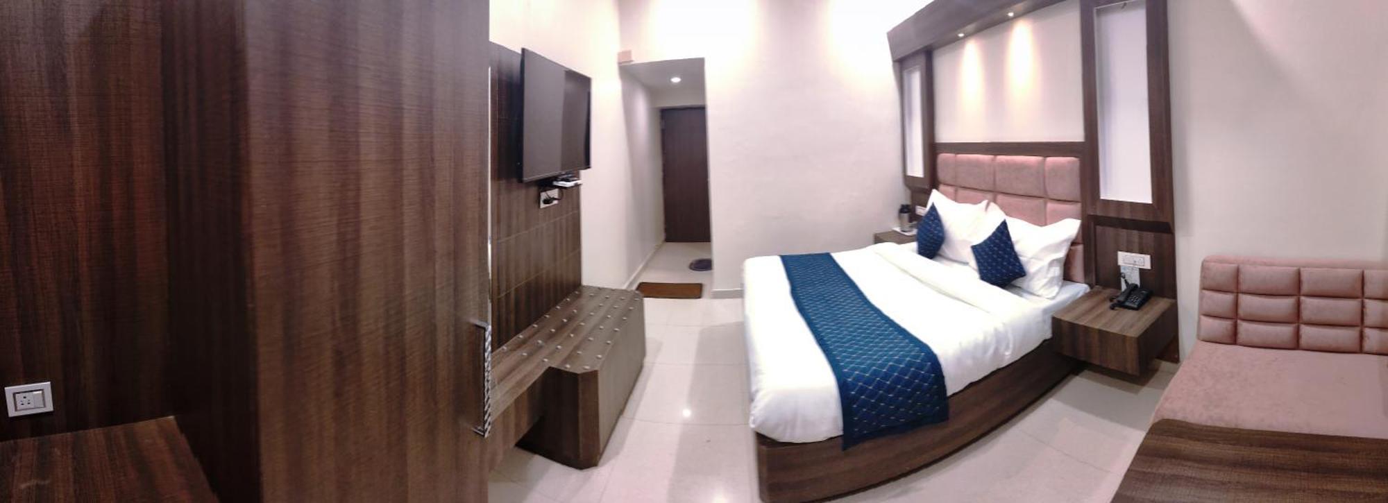 Hotel Krishna Katra  Bagian luar foto