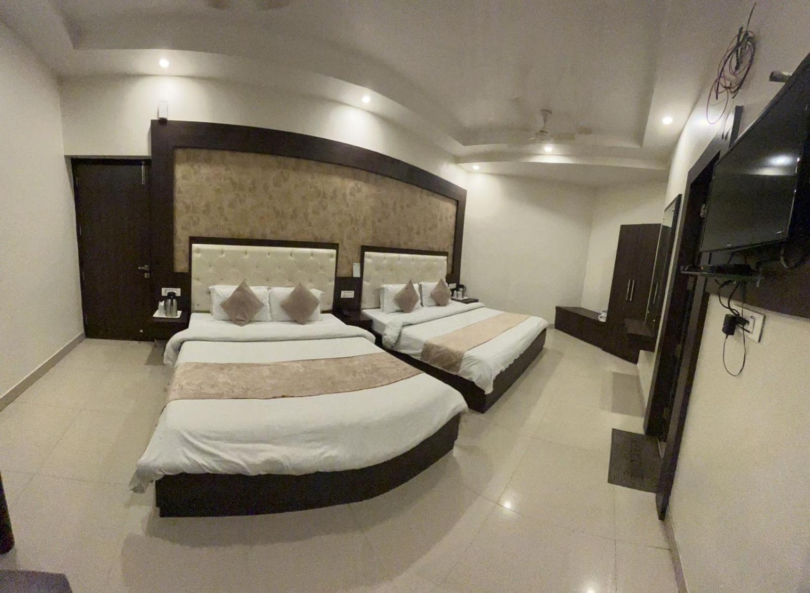 Hotel Krishna Katra  Bagian luar foto