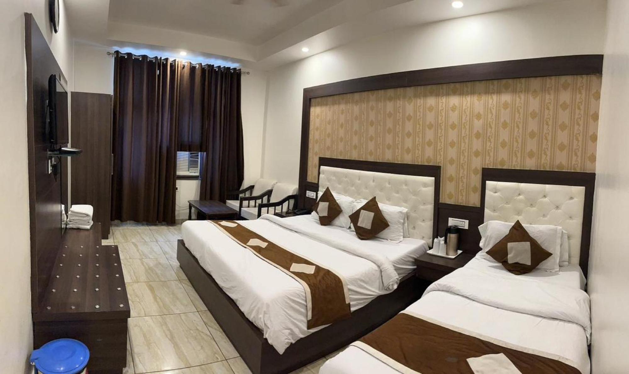 Hotel Krishna Katra  Bagian luar foto